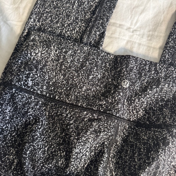 1 🤍 Lululemon Wunder Under Crop (High-Rise) 21"
Luon Suited Jacquard Black White - Picture 4 of 6